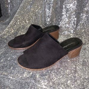 BLACK WOODEN HEEL MULES